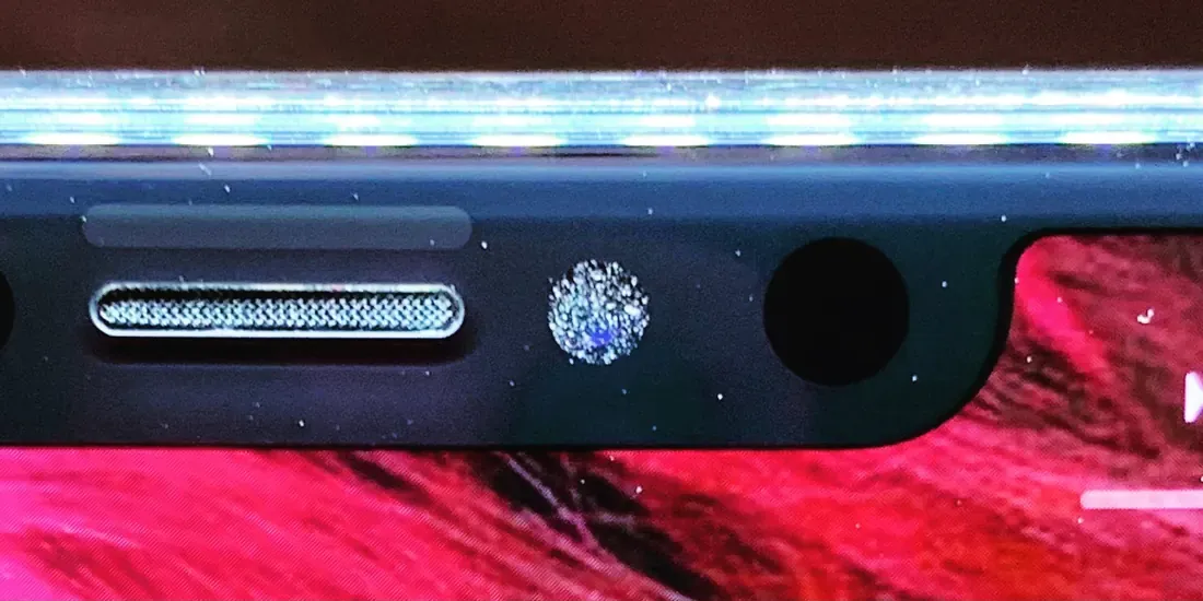 Сетка разговорного динамика iPhone в пыли, до чистки