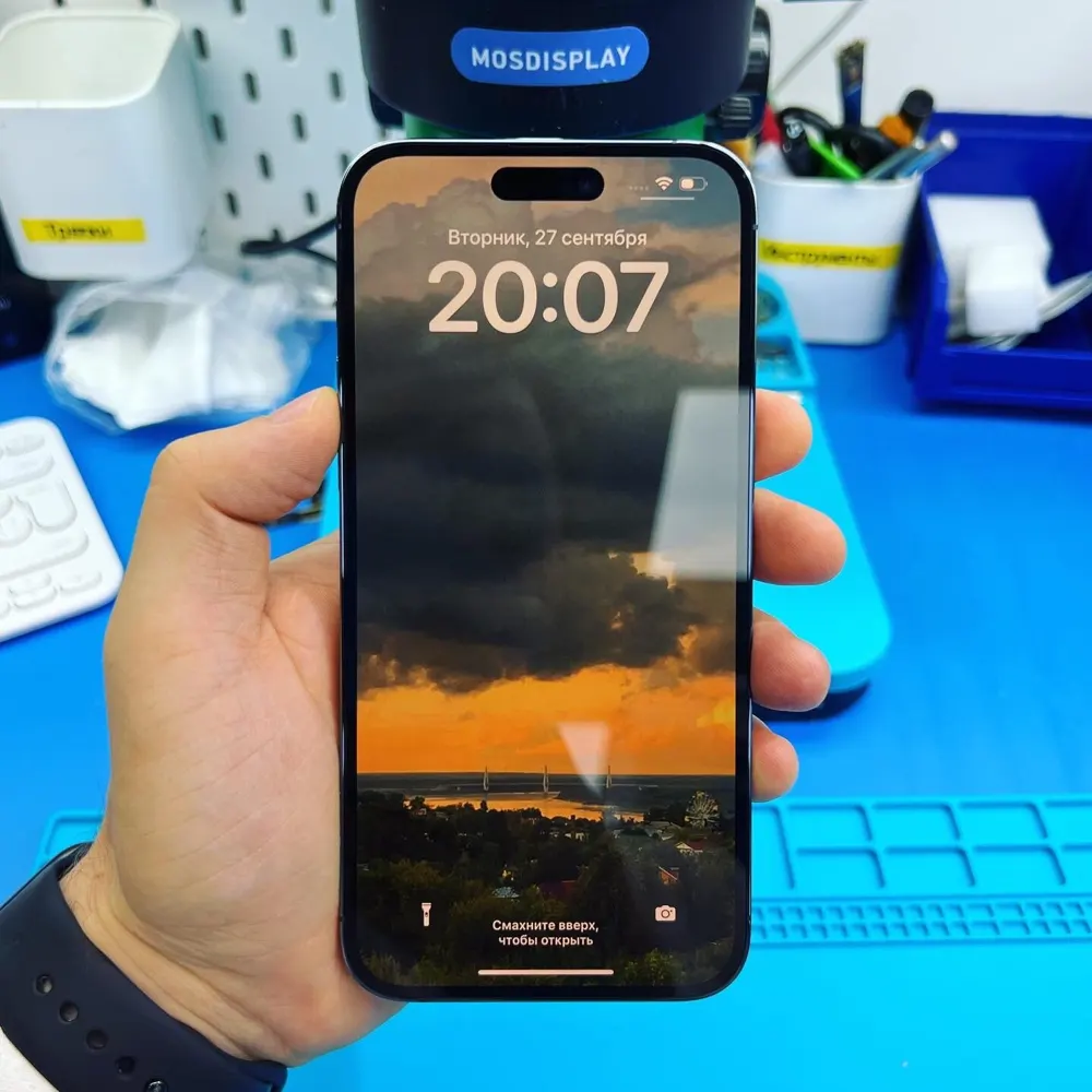 iPhone на экране блокировки в руке мастера