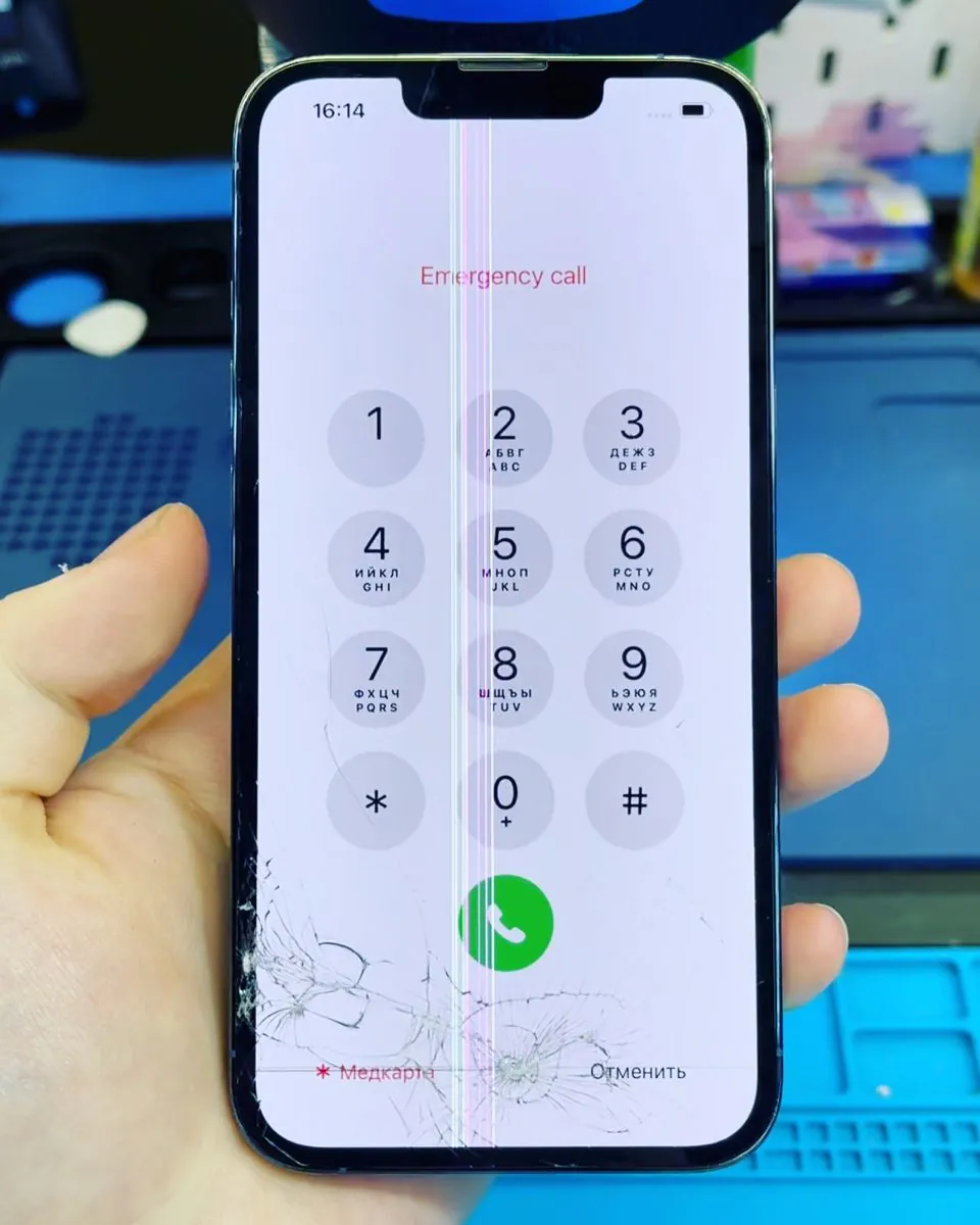 Разбитый iPhone с вертикальной полосой на изображении — здесь нужна замена экрана
