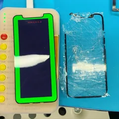 Снятое разбитое стекло и экран iPhone на тестере: изображение без пятен и полос