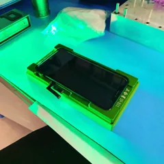 Экран iPhone в форме для точной центровки нового стекла