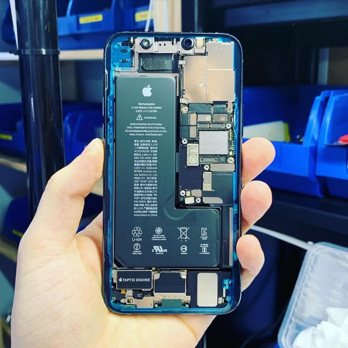 Корпус iPhone 11 Pro с новой влагозащитной проклейкой перед установкой экрана