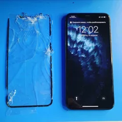 Снятое разбитое стекло и iPhone 11 Pro Max после замены стекла