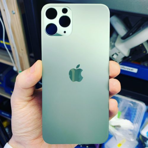 Процесс лазерной замены заднего стекла iPhone 11 Pro
