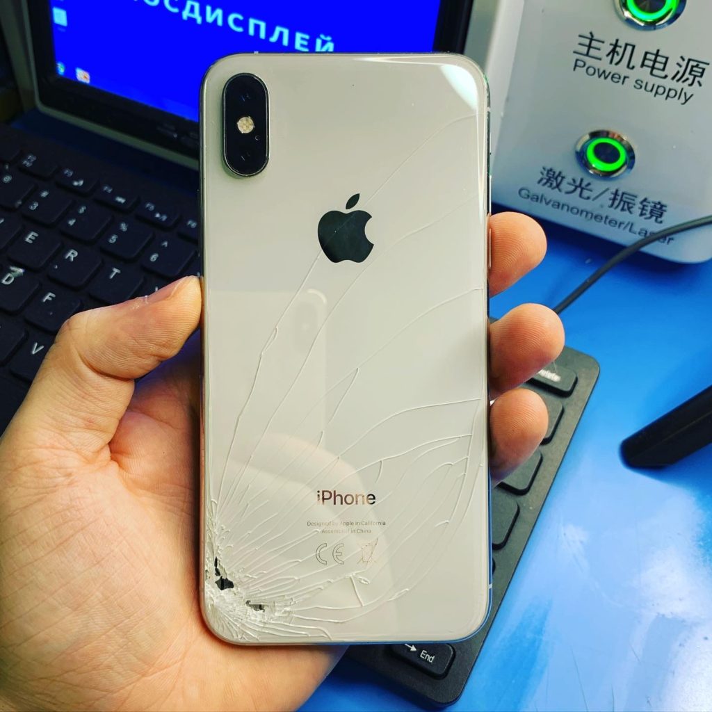 Разбитое заднее стекло iPhone XS