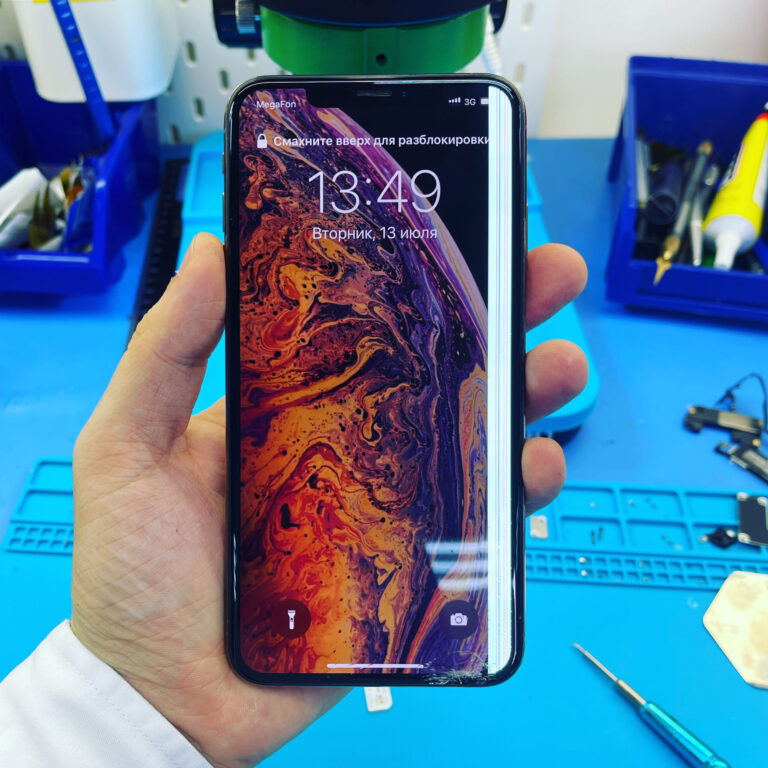 Зелёные полосы на экране iPhone
